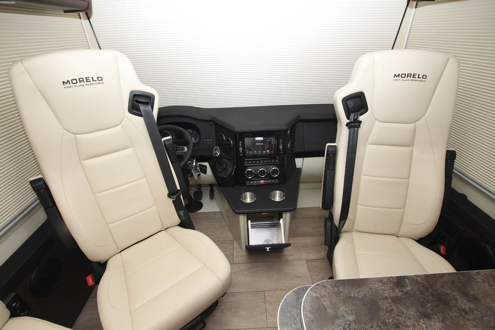 Morelo Palace 88 LB förarmiljö med jalusi.