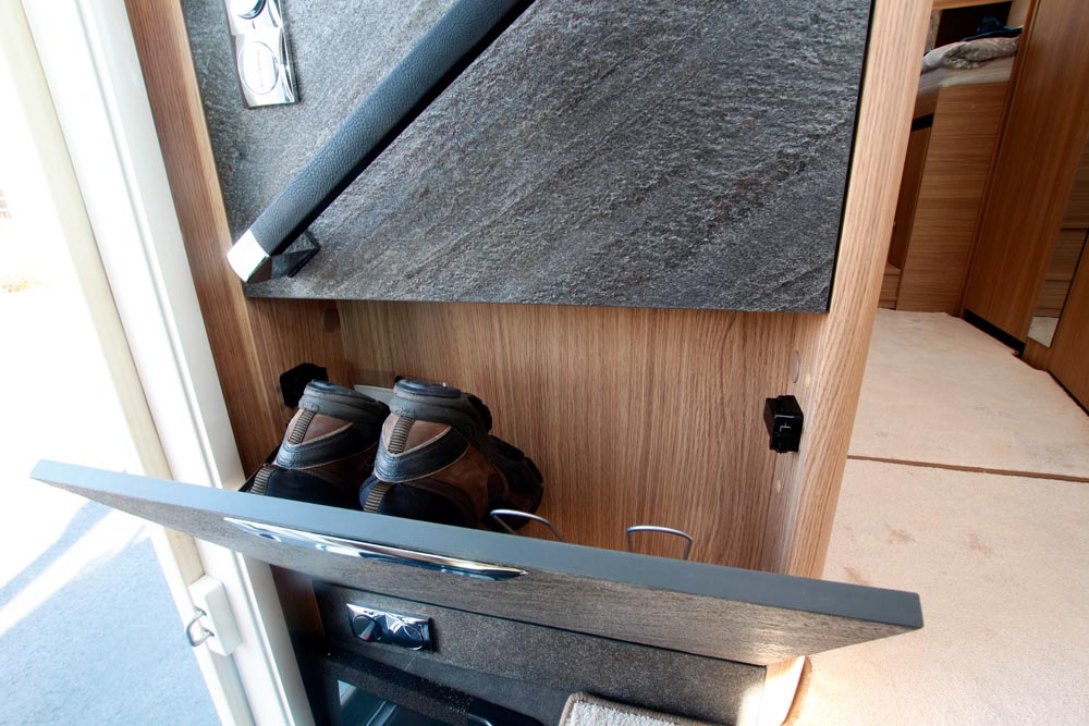 Niesmann+Bischoff Flair 880 BE skoförvaring.