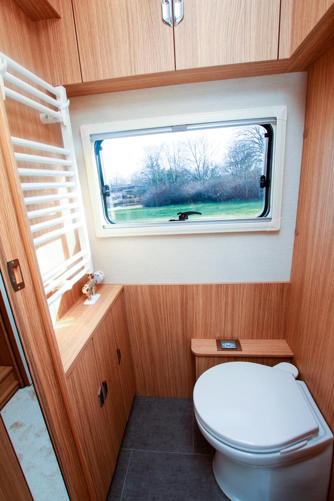 Niesmann+Bischoff Flair 880 BE badrum