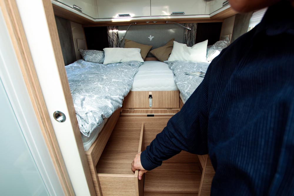 Niesmann+Bischoff Flair 880 BE sovrum med höga långbäddar och bra med förvaring.