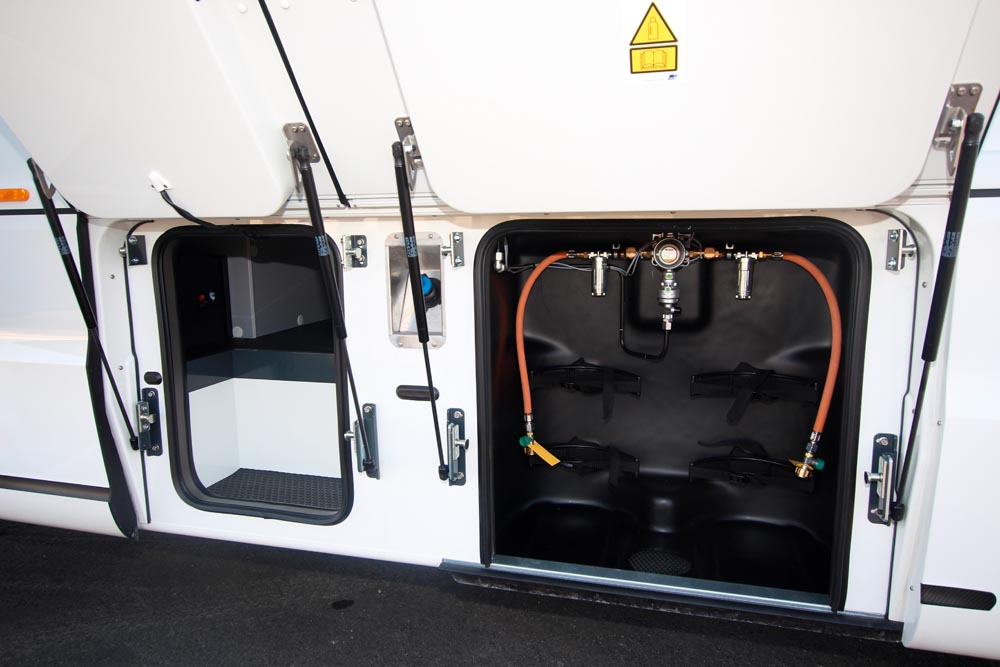 Niesmann+Bischoff Flair 880 BE utvändiga luckor.