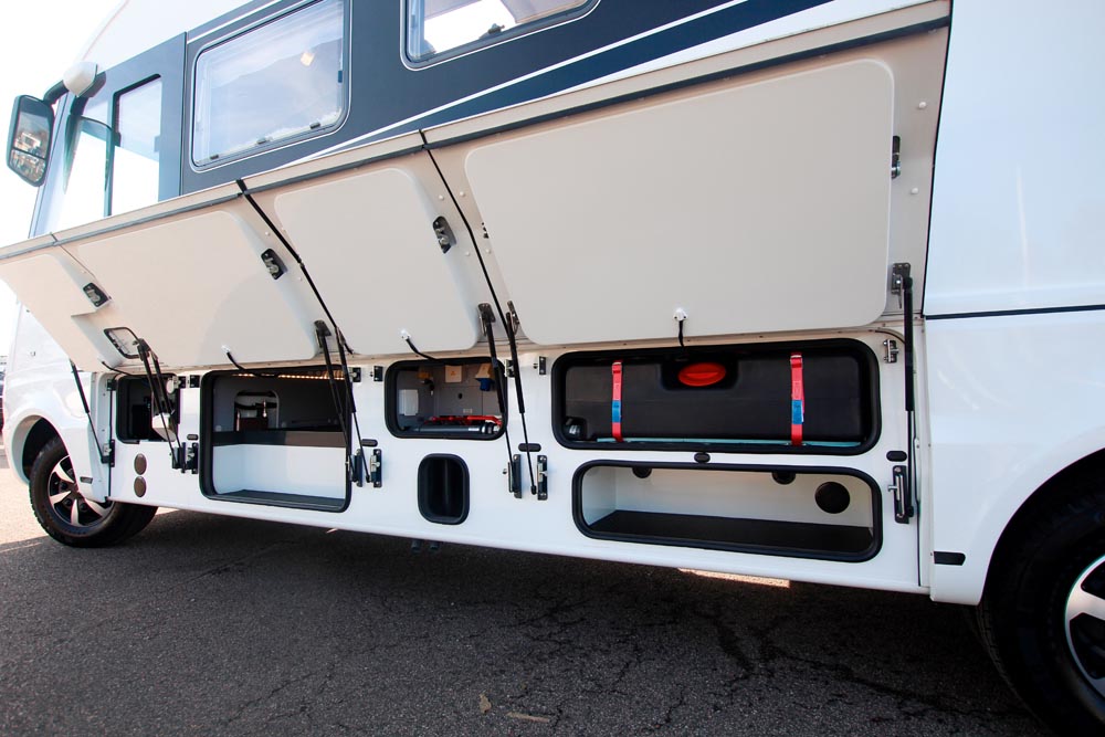 Niesmann+Bischoff Flair 880 BE utvändiga luckor.