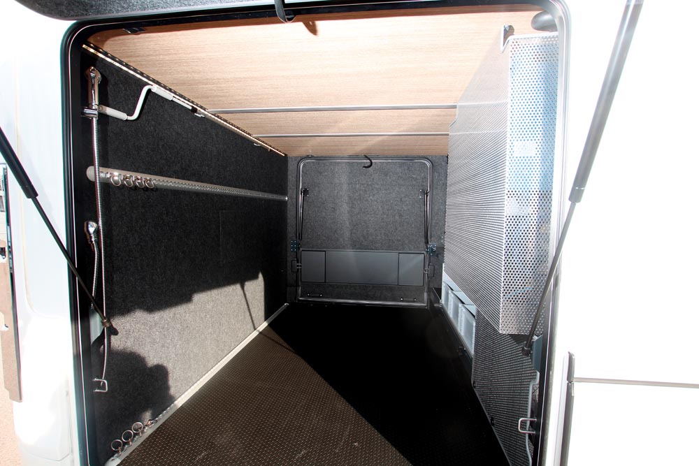 Niesmann+Bischoff Flair 880 BE garage