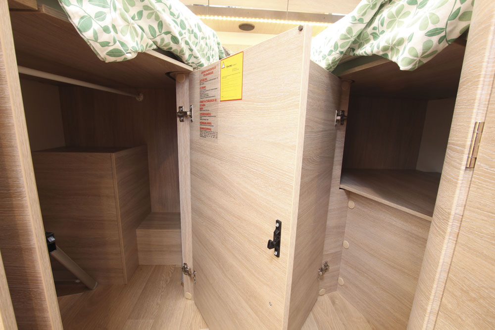 Rapido C55 höga långbäddar med garderob under.