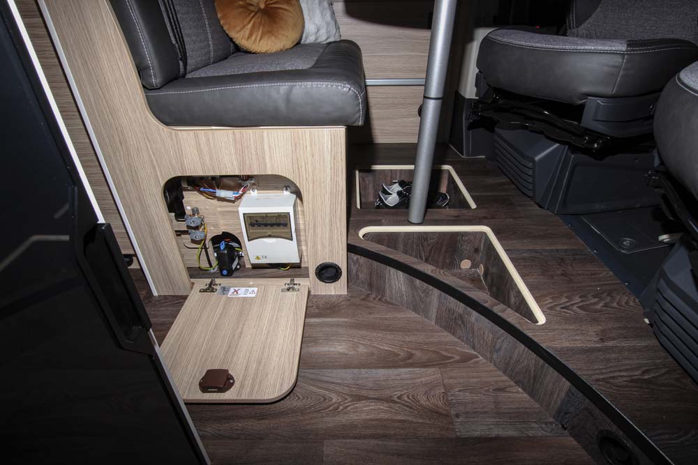 Sunlight Cliff 640 skoförvaring och manöverpanel