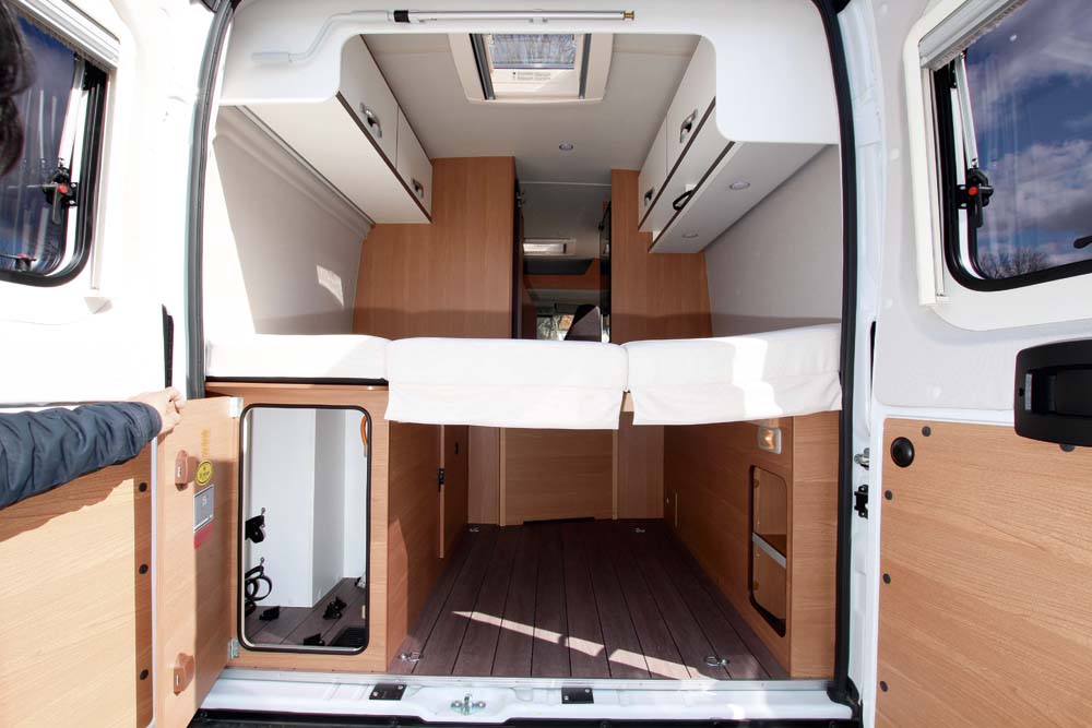 Weinsberg CaraBus 600 MQ säng och garage.