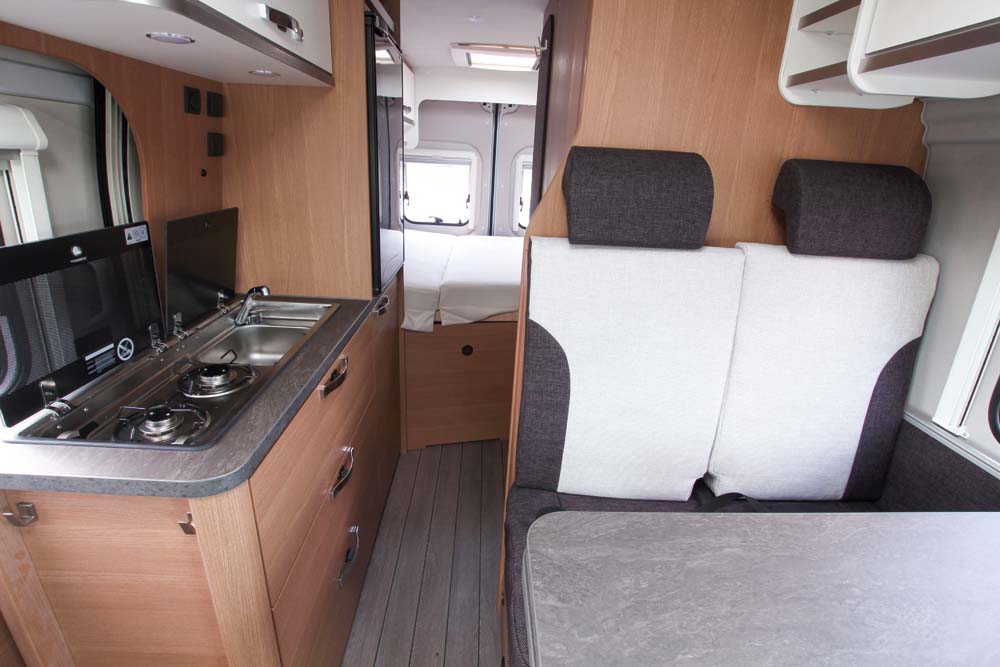 Weinsberg CaraBus 600 MQ kök och dinett