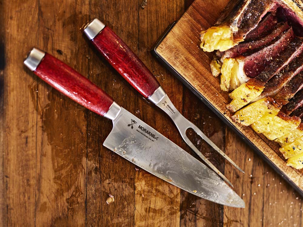 Morakniv och stekgaffel.