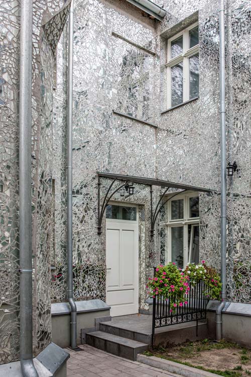 Väggarna är täckta av glassplitter i Rospassagen i Lodz.