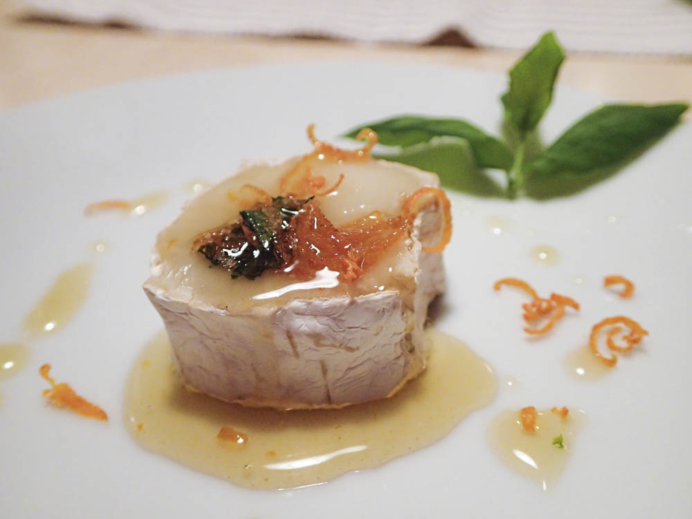 Varm getost med apelsin- och myntahonung