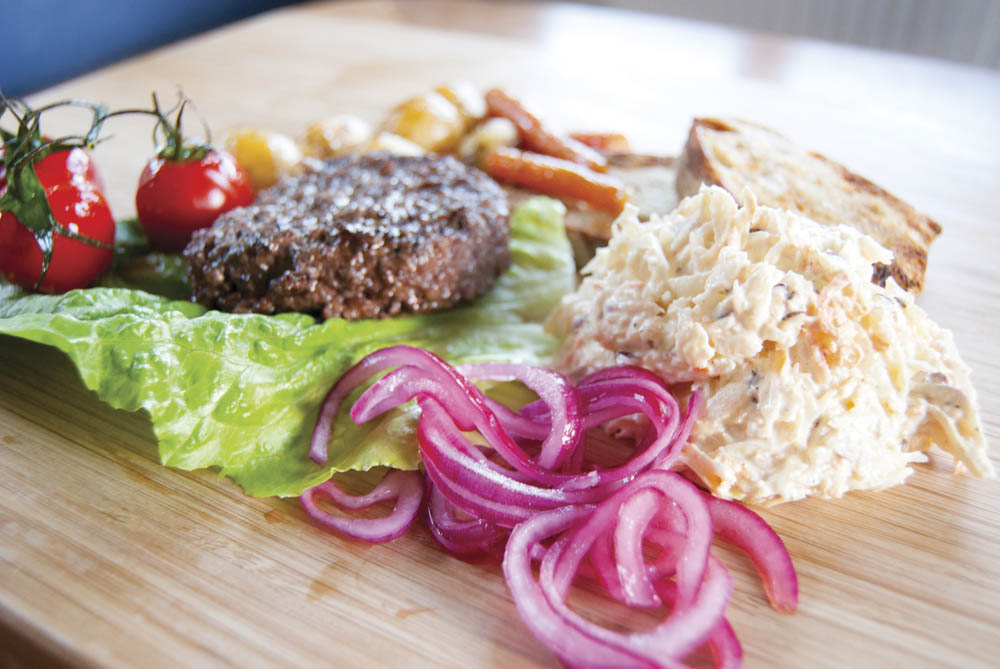 Picklad rödlök och coleslaw till färsbiff