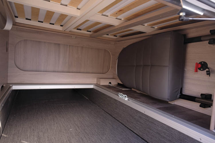 Kabe Travelmaster Royal X780 LXL garage.