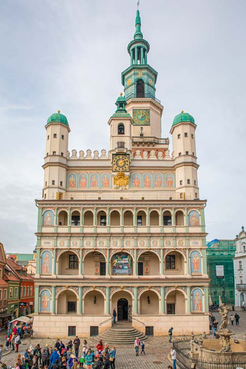 Rådhuset i Poznań är en väldigt imponerande byggnad. Varje dag klockan 12:00 stångas getterna i rådhusets klocka. Bäst utsikt får man från croissantmuseet.