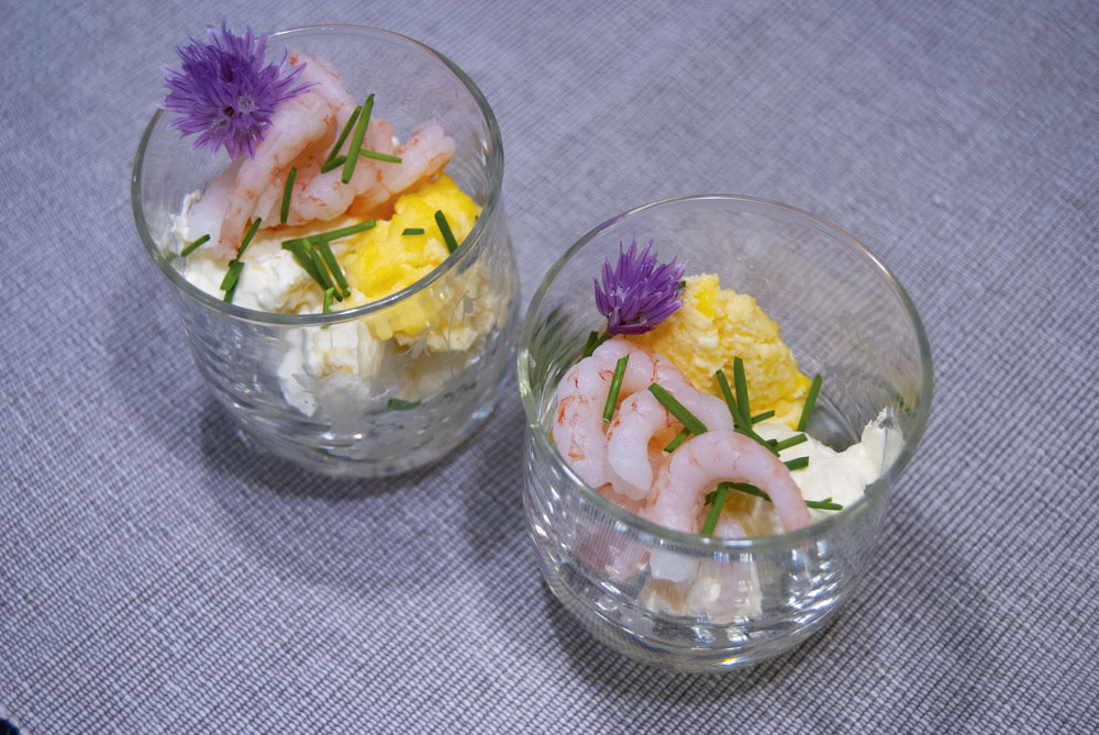 Räkor med äggröra och crème fraiche