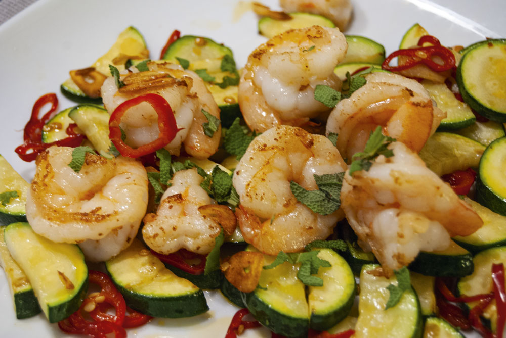 Stekta räkor med vitlök, chili och zucchini