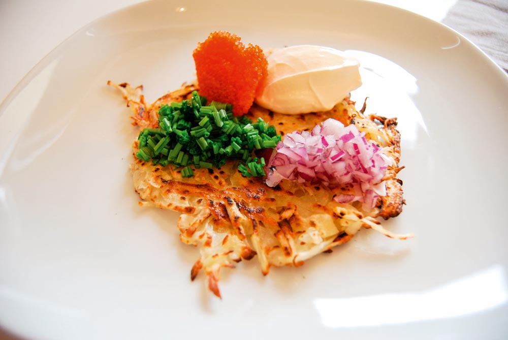 Rårakor på mandelpotatis med löjrom och lök