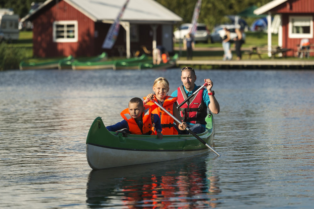 Paddla kanot på Röstånga-Söderåsen camping. Bild: First Camp