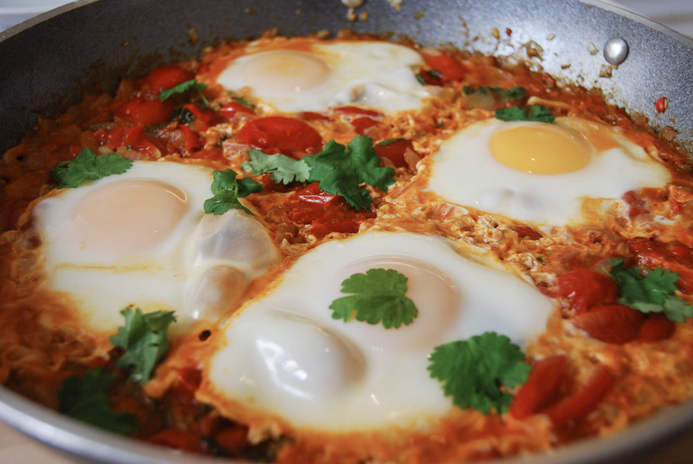 Shakshuka med öl och färska tomater.