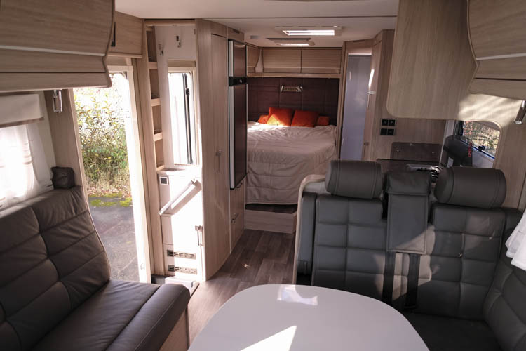 Kabe Travelmaster Royal X780 LXL dinett och fransk säng.