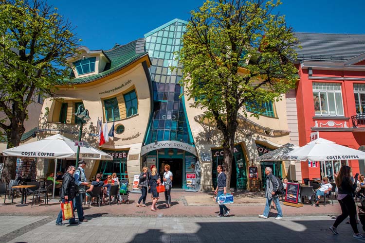 Krzywy Domek är en stor turistattraktion i Sopot.