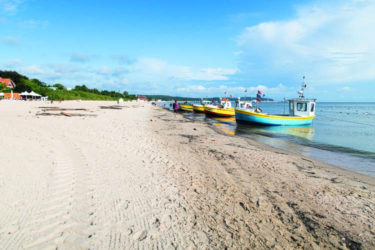 Fiskebåtar på stranden i Sopot.