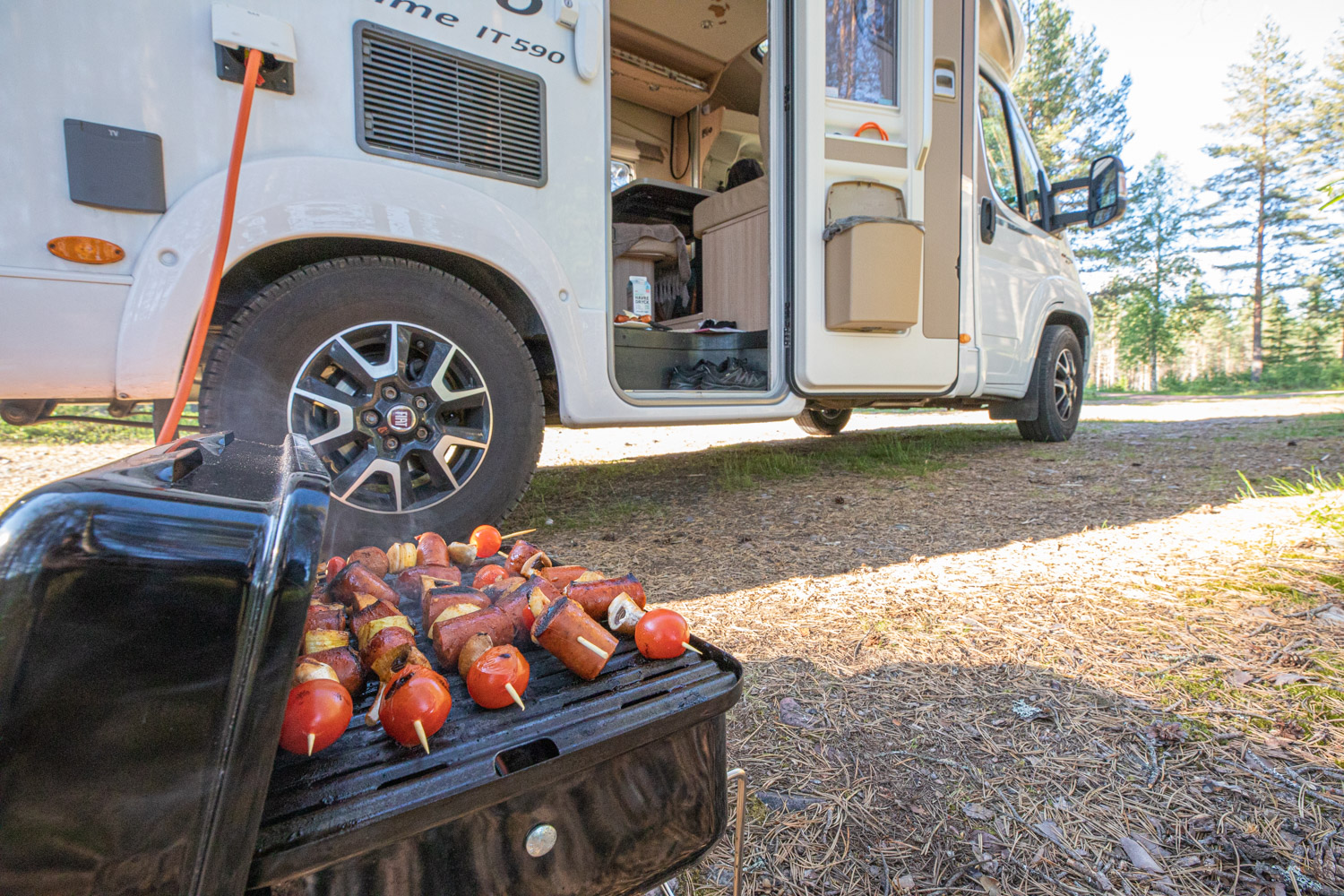Husbil med grill utanför.