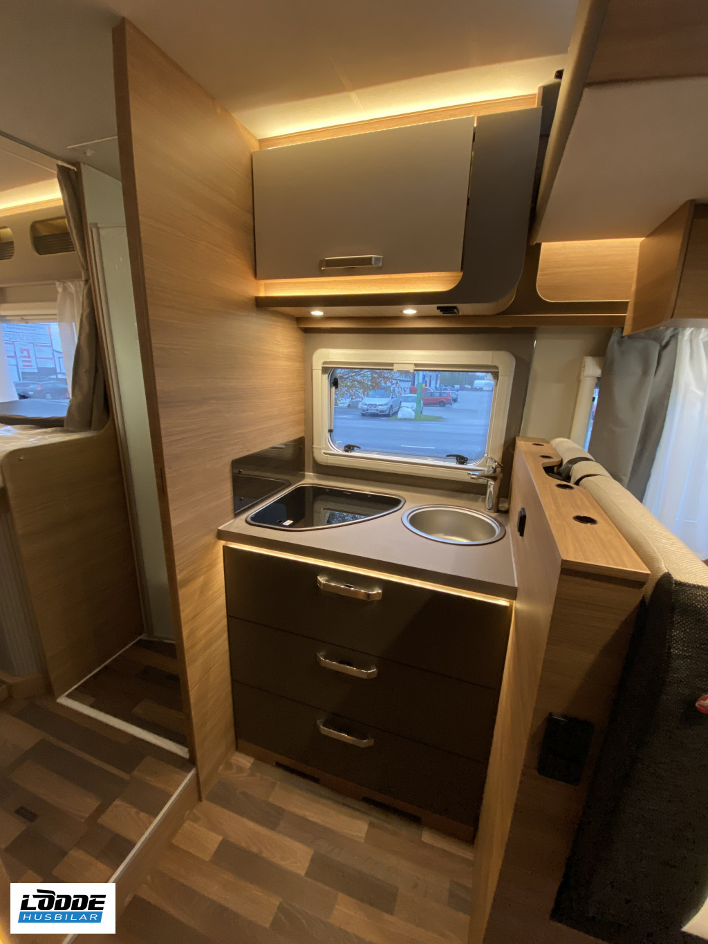 Weinsberg CaraSuite Edition Scandic 700 ME kök. Bild: Lödde Husvagnar.