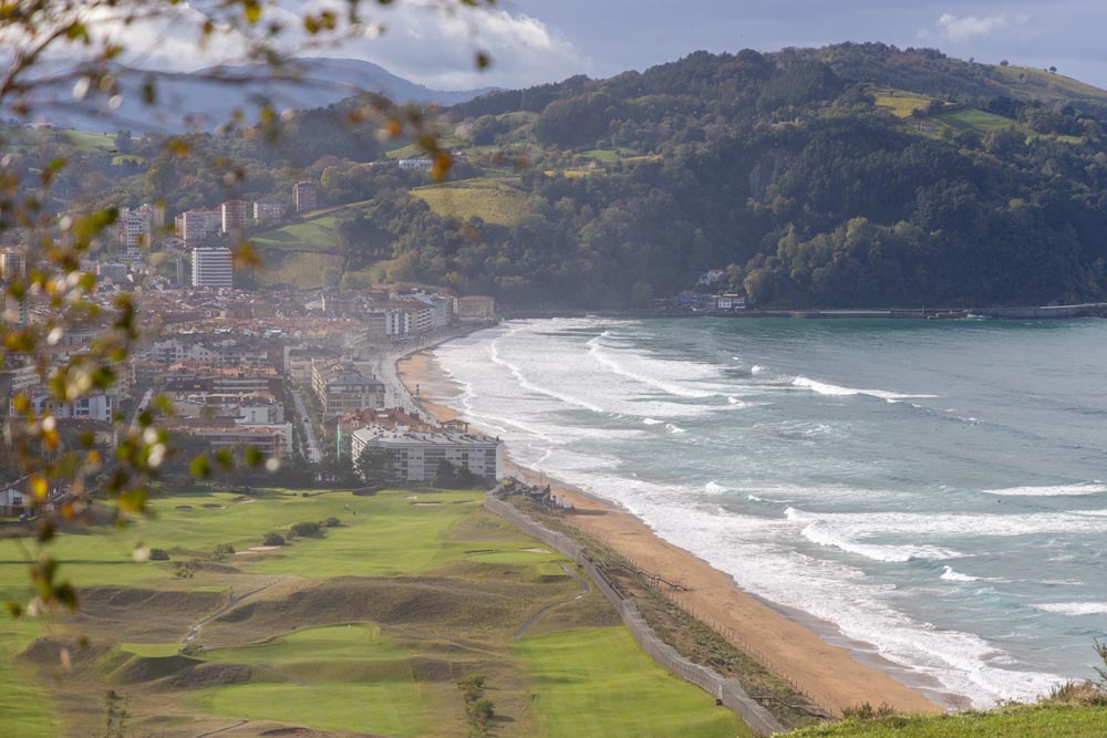 Utsikt över stranden och kullarna i Zarautz.